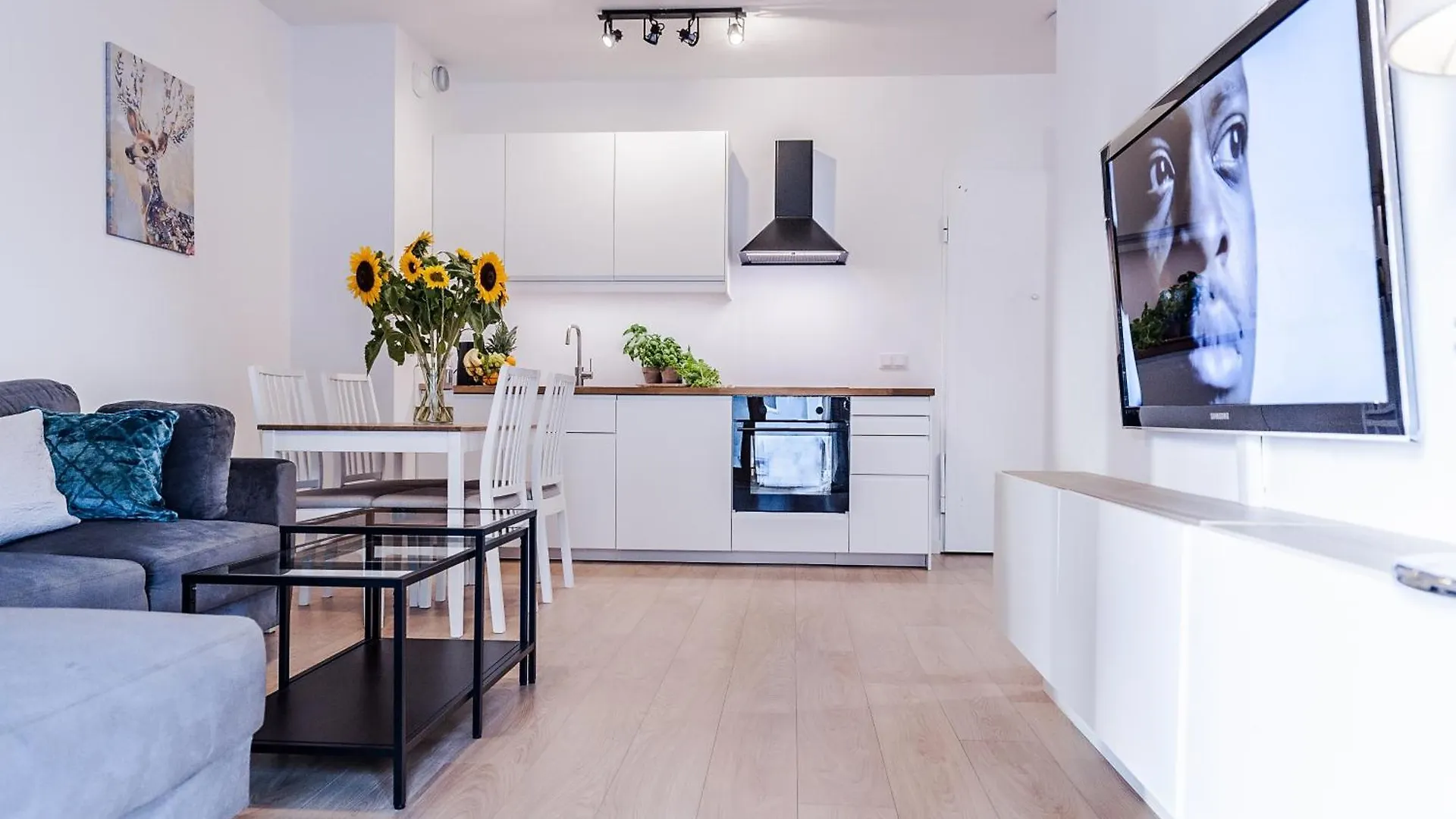 3 Rooms In Mennica Residence Warszawa 0*,  Polen